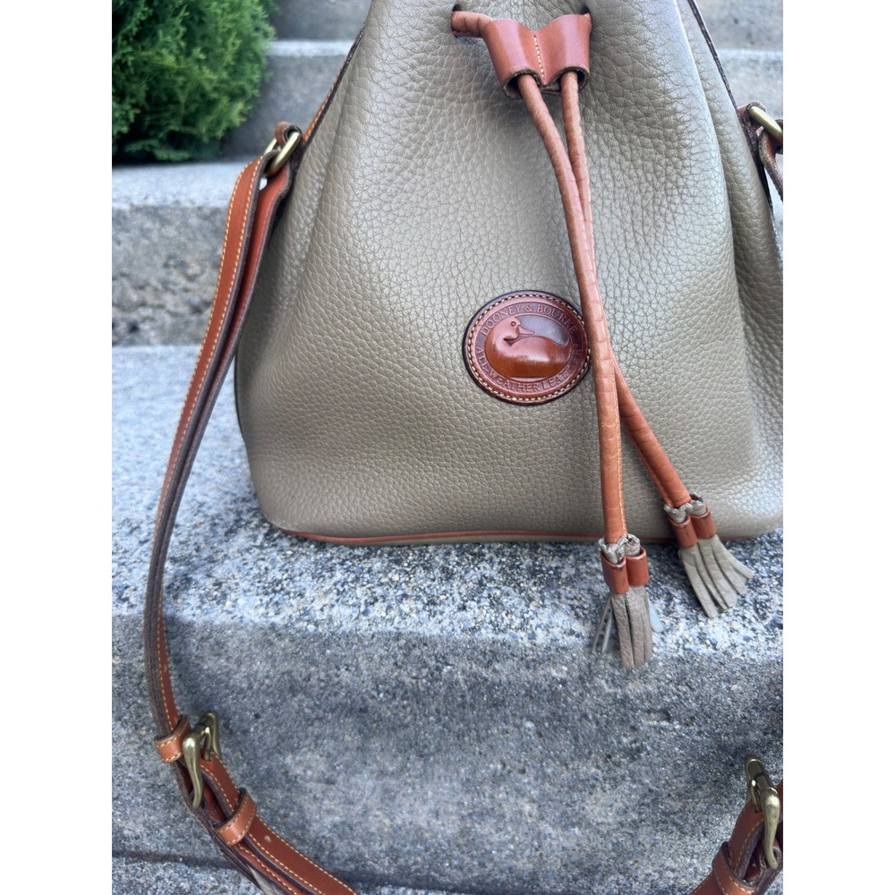 Vintage Dooney & Bourke All Weather Leather Bucket Bag Taupe Tan Crossbody USA - Picture 2 of 7